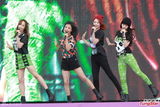 组图：香港巨蛋音乐节f(x)领衔冒台风献歌舞