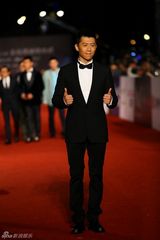 组图：金马红毯群星闪耀 舒淇深V亮胸性感爆棚