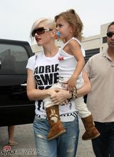 高清组图：史蒂芬尼黑超亮相 不敌奶嘴帅哥金斯顿