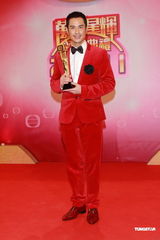 组图：TVB台庆颁奖郑嘉颖着红色西装帅气领奖 