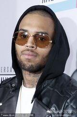 组图：蕾哈娜前男友克里斯-布朗造型不羁