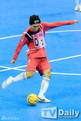 组图：EXO鹿晗等驰骋球场 Beast组进球获胜