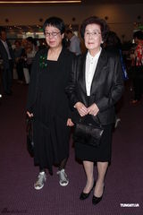 组图：香港艺术发展颁奖礼举办 周润发拥许鞍华