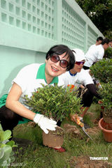 幻灯图：鲍起静出席环保植树日 称下辈子要做一棵树 