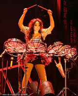 组图：张惠妹被猛男贴身 爆炸碎片四溅吓呆观众