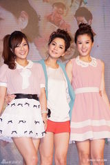 组图：ELLA出席新片首映会自曝拍动作戏崩溃痛哭