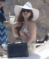 组图：LadyGaga狂甩赘肉 碎花比基尼清凉度假