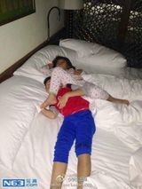 组图：刘涛老公晒子女劳作照 女儿漂亮儿子帅气