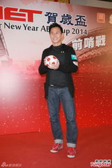 组图：张国强热爱足球 望与家人组队