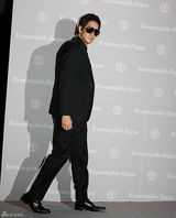 高清图：东方神起郑允浩等亮相派对 着正装型男范儿