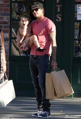 组图：小贝抱七公主出街 父女俩亲亲嘴羡煞旁人