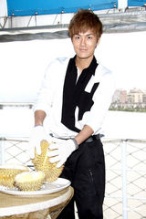 组图：吴克群为新专辑庆功 展现帅气笑容