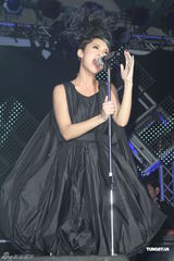 组图：杨丞琳个唱化身摇滚精灵 打造魔幻舞台