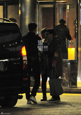 组图：冯绍峰宴请许鞍华 一路搀扶礼数周全