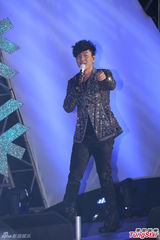 组图：严爵挑战唱跳险破音 林俊杰压轴热舞