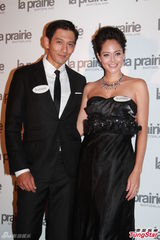 组图：赵式芝再陷同性情 与杨如芯亲密携手亮相