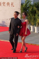 组图：《建党伟业》黄建新亮相 李沁超短红裙可爱