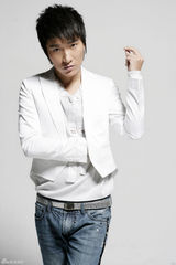 高清：李炳辰纯白色写真尽显帅气优雅气质