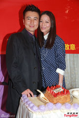 组图：滕丽名老公公开亮相 献热吻祝贺爱妻生日