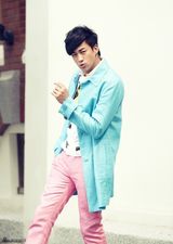 组图：何润东冬日写真粉裤蓝衣帅气十足