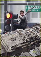 幻灯图集：《变形金刚3》热拍 主演拉博夫上下翻飞