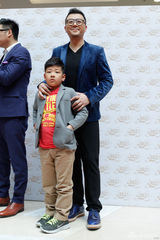 组图：郭涛携子开店捞金 石头叫兽头萌翻全场