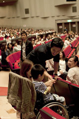 高清组图：金贤重日本办握手会 粉丝齐唱生日歌