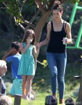 组图：前阿汤嫂低胸运动 苏瑞绿裙粉鞋啃苹果