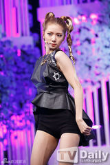 组图：AfterSchool大跳钢管舞 EXO变身狼少年