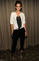 组图：斯图尔特烟熏妆亮相《在路上》纽约放映