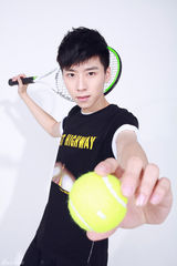 组图：王博文最新写真曝光 大展运动范儿