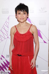 组图：香港艺术发展颁奖礼举办 周润发拥许鞍华