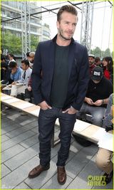 组图：贝克汉姆现身时装周看秀大展型男魅力