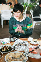 组图：鲍春来赴海南拍摄清新阳光写真