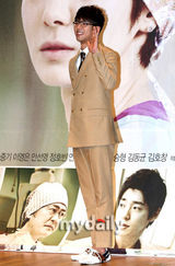 幻灯图：张瑞希《妇产科》记者会 低胸性感亮相