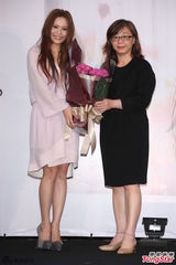 组图：周蕙粉裙亮相气质优雅 现场洒泪否认整形