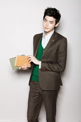 高清组图：《秘密花园》男星李钟硕秋装写真变型男