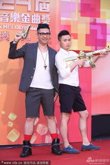 组图：比尔贾聂永真短裤走红毯 持枪耍帅