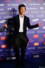 组图：黄渤亮相红毯 电影丰收倡导环保