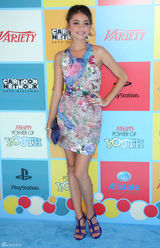 组图：萨拉-海蓝德花朵礼服亮相青春靓丽