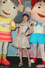 组图：郭采洁做公益否认劈腿 碎花裙展田园风情