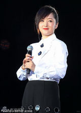 组图：杨钰莹干练造型献唱 笑谈:别抢人家饭碗