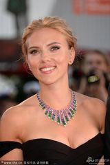 组图：斯嘉丽亮相《皮囊之下》首映露深沟