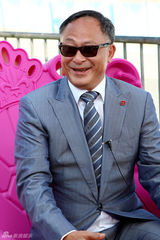 组图：杜琪峰笑傲威尼斯 黑超遮面派头十足