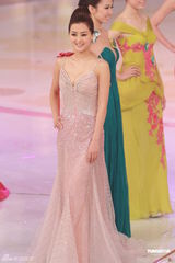 组图：2012港姐竞选现场 10位佳丽礼服亮相
