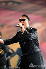 组图：鸟叔获新媒体奖 压轴表演大秀骑马舞