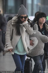 组图：杨幂忙煲电话粥 宽松外套圆腰显孕相