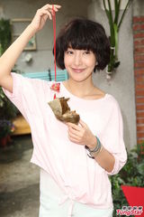 组图：孙耀威不敌美食狂嗑粽子