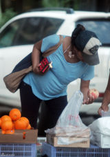 组图：马雅舒挺大肚独自逛超市 路边买水果