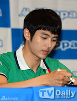 组图：韩团2AM出席签名会 运动风展青春活力